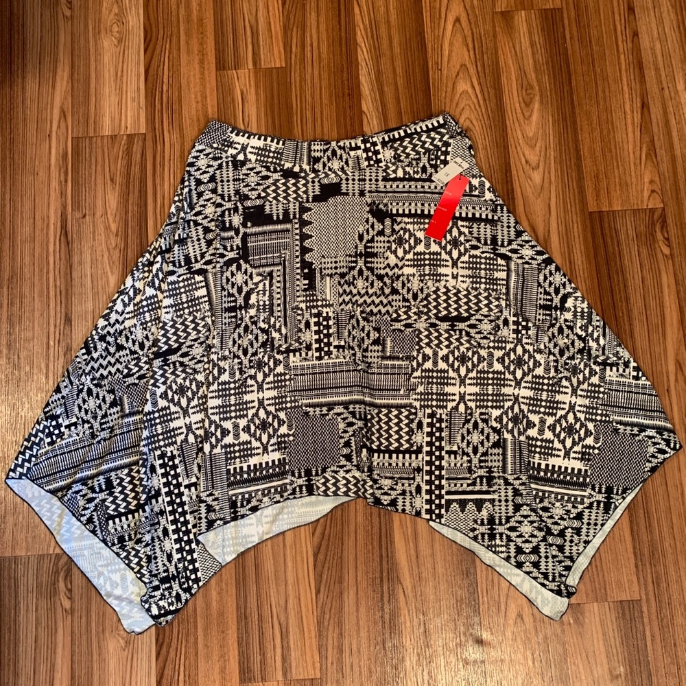 Hot Kiss Asymmetrical Skirt 1X Black And White $32